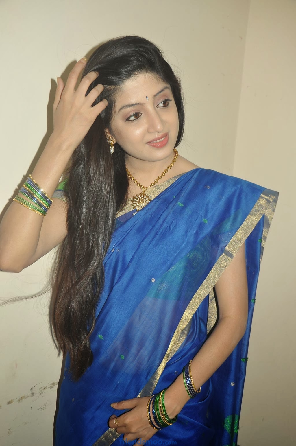 [Image: Poonam-Kaur-Latest-Photos-in-Blue-Saree-3.jpg]