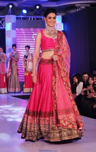 Genelia Latest Ramp Walk Photos in Red Sareee - Friendsmoo