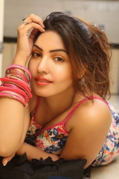 South Indian Actress Komal Jha Latest Stills