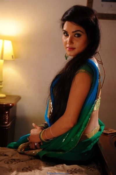 Kavya Singh Latest Photos in Green Saree