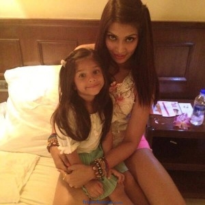 Bipasha Basu Unseen Pics with her Niece-Friendsmoo