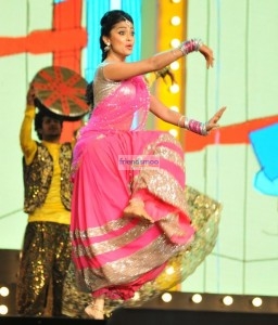 Shriya Dance at Mirchi Music Awards 2013